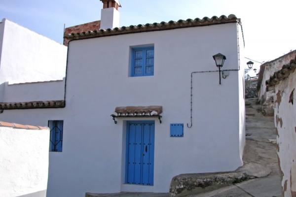 casa-alta-puerta-azul-1024x687